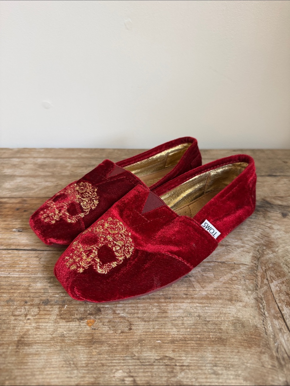 Tom’s Red Velvet Scull W7.5 Slip on Flats